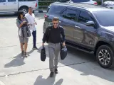 El actor Rodolfo Sancho, padre de Daniel Sancho, llega al tribunal portando dos maletines.