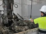 Un operario del Canal de Isabel II retira toallitas y otros residuos en una estación depuradora.