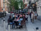 Varias personas en la terraza de un bar de Madrid el 7 de abril de 2024.