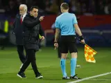 Xavi Hernández protesta a uno de los árbitros asistentes durante el Barça-PSG.