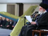 El L&iacute;der Supremo de Ir&aacute;n, Ayatol&aacute; Ali Khamenei, en una reuni&oacute;n con comandantes de la fuerza a&eacute;rea del ej&eacute;rcito iran&iacute; junto a un avi&oacute;n no tripulado. (Foto de ARCHIVO) 05/2/2024