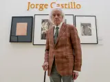 Jorge Castillo, Premio Nacional de Arte Gráfico 2023, ante la entrada a su exposición.