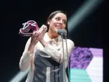 La cantautora Valeria Castro recibe el galardón al mejor álbum de música de raíz por 'Con cariño y con cuidado', en la gala de entrega de los Premios MIN.