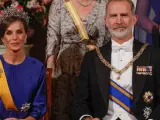 Los reyes de España, Felipe VI (d) y Letizia (i), durante la cena de gala con motivo de su visita de Estado a Países Bajos, este miércoles en Ámsterdam
