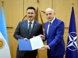 El ministro de Defensa de Argentina, Luis Petri, y el secretario general adjunto del organismo multilateral, Mircea Geoana.
