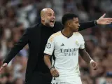 Pep Guardiola da órdenes a los suyos desde la banda del Santiago Bernabéu en la ida de los cuartos de final de la Champions 2024.