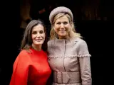 Amsterdam (Netherlands), 18/04/2024.- Dutch Queen Maxima (R) and Spanish Queen Letizia (L) pose for a photo outside the Royal Theater Tuschinski, where they attended the celebration of the tenth anniversary of the Amsterdam Spanish Film Festival, in Amsterdam, Netherlands, 18 April 2024. The Spanish royal couple is on a two-days state visit to the Netherlands. (Cine, Países Bajos; Holanda, España) EFE/EPA/Remko de Waal NETHERLANDS SPAIN DIPLOMACY ROYALS