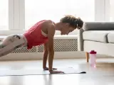 Una mujer joven haciendo flexiones.