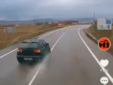 Captura del vídeo del peligroso adelantamiento en una carretera de Zaragoza.