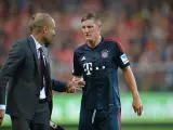 Bastian Schweinsteiger recibiendo órdenes de Pep Guardiola en el Bayern.