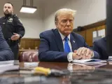 El expresidente Donald Trump espera el inicio de los procedimientos durante la selección del jurado en el tribunal penal de Manhattan, el jueves 18 de abril de 2024 en Nueva York.