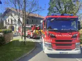Dos camiones de bomberos en el caserío donde se produjo el incendio.
