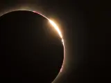 El gran eclipse total norteamericano. El momento en que se hace visible el efecto de las cuentas de Bailey y el efecto del anillo de diamante.