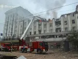 El Servicio Estatal de Emergencias ucraniano trabajando en el lugar del ataque en la ciudad de Dnipro.