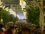 Una de las calles del Real de la Feria de Abril de Sevilla en la noche del jueves