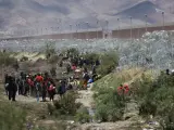 Fuerzas de seguridad estadounidenses impiden que los migrantes que llegan a la frontera crucen a EE.UU. mientras las autoridades mexicanas invitan a los migrantes a refugiarse en Ciudad Juárez.