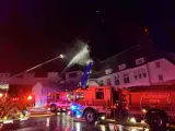 Los bomberos apagan las llamas del incendio que se ha producido en el hotel donde se rodó 'El Resplandor'.