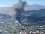 La columna de humo que ha provocado el incendio de Montcada i Reixac (Barcelona).