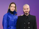 J Balvin y Valentina Ferrer, en la Paris Fashion Week de enero de 2022.