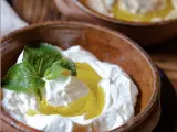 Labne, crema suave libanesa a base de yogurt.