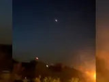 Una agencia de noticias iraní ha distribuido unas imágenes en las que se observa cómo las defensas antiaéreas de Isfahán repelen los supuestos misiles y drones lanzados por Israel.