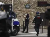 Presencia policial cerca del consulado de Irán en París, donde un hombre ha amenazado con inmolarse.