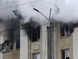 Rescatistas ucranianos trabajan en el lugar de un ataque con cohetes contra un edificio residencial en Dnipró.
