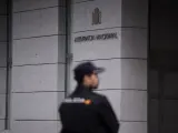 Un agente de Policía en la entrada de la Audiencia Nacional.