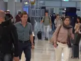 Almeida y Teresa Urquijo, en su llegada al aeropuerto.