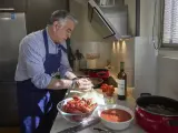 El candidato del Partido Popular, Javier de Andrés (en la imagen), ha cocinado cangrejos en el día de reflexión en la sede del PP en Vitoria para los afiliados que han ayudado en la campaña y para los candidatos.