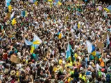 Miles de canarios se manifiestan para protestar contra el turismo de masas