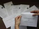 Papeletas electorales con diferentes opciones pol&iacute;ticas a las elecciones vascas de este domingo.