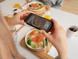 Persona haciendo una foto a su plato de comida.