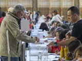Varias personas ejercen su derecho al voto en el centro cívico de Iparralde, en Vitoria.