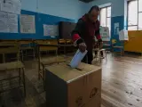 Ciudadanos votan un referéndum de once preguntas en Ecuador.