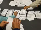 Recuento de papeletas en un colegio tras la jornada electoral vasca en Bilbao.