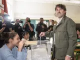 El candidato a lehendakari del PSE-EE, Eneko Andueza, ejerce su derecho al voto en el Colegio Público Maestro Zubeldia en Portugalete, Vizcaya.