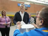 El candidato a Lehendakari del Partido Popular, Javier de Andrés, ejerce su derecho al voto en el centro cívico de Judizmendi de Vitoria-Gasteiz.