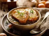 La sopa de cebolla lleva caldo, pan, cebolla y queso gratinado.