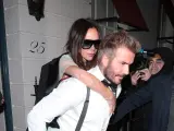 David Beckham carga con su mujer, Victoria, tras la fiesta de cumpleaños de esta en Londres.