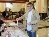 El portavoz del Grupo Parlamentario Socialista en el Congreso de los Diputados, Patxi López, ejerce su derecho al voto en un colegio electoral de Portugalete (Vizcaya).