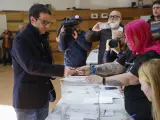 El candidato de EH Bildu a lehendakari Pello Otxandiano (i) ejerce su derecho al voto en un colegio electoral en Otxandio, Vizcaya.