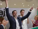 El candidato a lehendakari del PNV, Imanol Pradales, celebra los resultados electorales vascos.