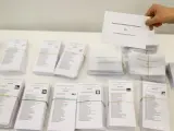 Preparativos en un colegio electoral de Bilbao para las elecciones vascas.
