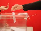 Una persona ejerce su derecho a voto en las elecciones autonómicas vascas.