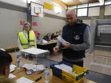 Un empleado de correos entrega votos por correo en una mesa electoral en un colegio electoral en Durango, Vizcaya.