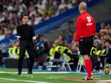 Xavi protesta al juez de línea tras el gol fantasma en el Bernabéu.