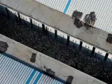 Vista aérea que muestra las marcas dejadas por colchones y otros objetos incendiados en un techo del bloque Guayas 4, en el complejo carcelario Regional 8 de Guayaquil, Ecuador, tomada el 28 de marzo de 2024, un día después de una "revuelta interna".