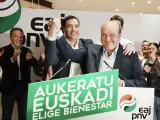 El candidato del PNV a lehendakari, Imanol Pradales (izquierda) y el presidente del PNV, Andoni Ortuzar, tras la jornada electoral