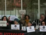 El personal de las bibliotecas de Barcelona protesta ante uno de los centros.